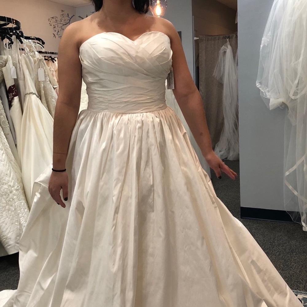 New, unaltered silk wedding gown. Lu. Raquel - Picture 5 of 8